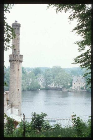 Potsdam, Park Babelsberg,Potsdam, Park Babelsberg Dampfmaschinenhaus,Berlin, Jagdschloss Glienicke : Blick vom Park auf Turm des Dampfmaschinenhauses und auf gegenüberliegendes Ufer mit Jagdschloss