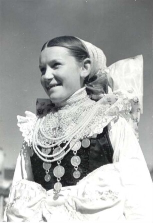 Brautjungfer aus Crostwitz : Kleidung - katholische Tracht. Ort: Chrósćicy / Crostwitz. Brautjungfer (družka). Fronleichnam 1936.