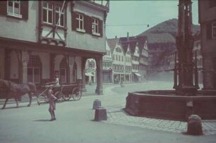 Bad Urach, Marktplatz. Rathaus und Marktbrunnen
