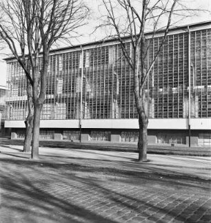 Glasvorhangfassade des Bauhauses in Dessaus
