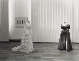 Dresden-Altstadt. Ausstellung "Margarethe Junge - Zeichnungen. Klasse Gabriele Schoß-Jansen - Kostüme, 09.05.-01.06.2003". Raumaufnahme mit Modezeichnungen (wohl um 1925; M. Junge), Damenkleid im Stil der Gründerzeit (2002/2003; D. Haas) und Damenkleid im Stil des Frühbarock (2002/2003; L. Krammer)