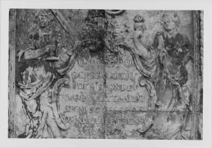 Ruine der Frauenkirche. Detail aus dem Steinrelief über dem Altartisch (Lateinische Inschrift: Christo deprecatori, fidem spondet, amorem declarat, spem consacrat, omnia illi debens)