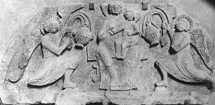 Freyburg (Unstrut), Stadtkirche St. Marien, Westportal, Tympanon, Relief, Maria mit dem Kind und zwei Engel