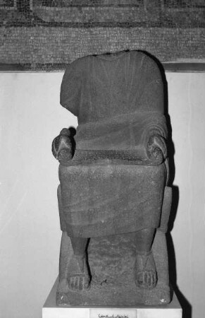 Sitzstatue mit Rotulus