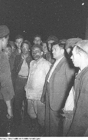 Freital. VEB Steinkohlenwerk "Willi Agatz" Freital. Ernst Lohagen, erster Sekretär der SED-Landesleitung Sachsen bei den Bergleuten nach einer Sonderschicht, Juli 1951