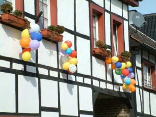 Karnevalsdekoration an Wohnhäusern