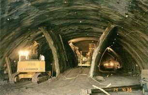 Engelbergbasistunnel im Bau. Weströhre, Kalotte mit beidseitigen Ulmen.