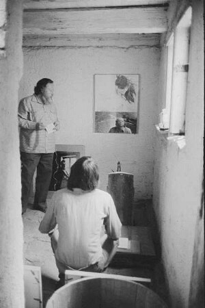 Höfgen. Akt-Pleinair 1979. Roger Rössing beim Hängen der Bilder