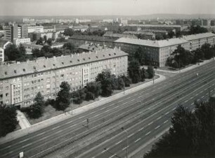 Dresden-Altstadt. Blick aus dem Wohnhochhaus, Grunaer Straße 2, über die Grunaer Straße mit Wohnblocks nach Nordosten gegen Dresden-Johannstadt
