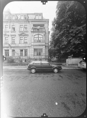 Dresden-Striesen, Voglerstraße 9. Wohnhaus (um 1895). Straßenfront (Teilansicht)