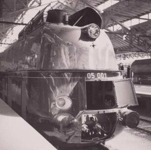 Schnellzug-Dampflokomotive 05 001 mit Stromlinienverkleidung für Schnellfahrversuche > 200 km/h : Nürnberg. Ausstellung "Hundert Jahre Deutsche Eisenbahnen", 1935. Schnellzug-Dampflokomotive 05 001 mit Stromlinienverkleidung für Schnellfahrversuche > 200 km/h