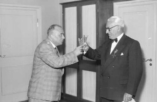 Feiburg: Oberpostdirektion; Staatssekretär Dr. Steinmetz, Bonn; Verdienstkreuz mit Herrn Vogel