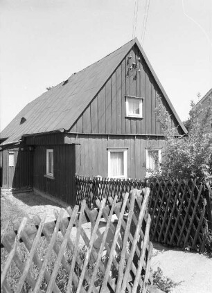 Markneukirchen-Wernitzgrün, Landwüster Straße 16. Wohnstallhaus (um 1805). Straßenansicht (Giebelseite)