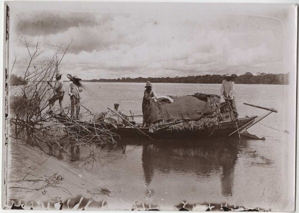 Kissenberths et son équipe en train de descendre le Rio Araguaia sur le fleuve