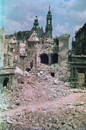 Dresden-Altstadt. Blick vom Neumarkt über zerstörte Wohnhäuser gegen Residenzschloß und Turm der Hofkirche