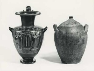 Schwarzfigurige Hydra und Doppelhenkelkrug in der Neuen Sammlung München