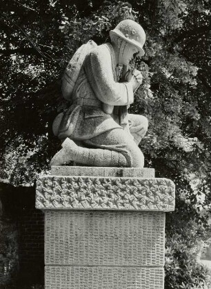 Denkmal für die Gefallenen des 1. Weltkrieges : Denkmal für die Gefallenen des 1. Weltkrieges aus Kleinolbersdorf. Sandstein (nach 1918). Trauernder Soldat. Chemnitz-Kleinolbersdorf-Altenhain