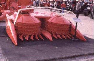 Fotografie: Erntetechnik, Feldhäcksler, Maisgebiss