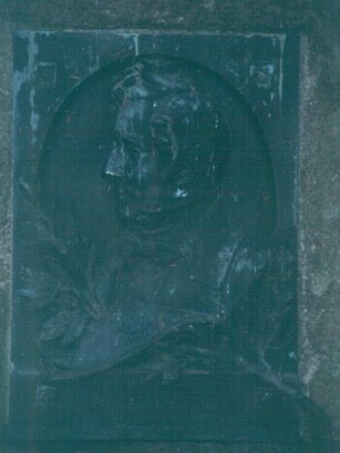 Gedenkstein für Albert Lortzing mit Reliefporträt (1904; R. Hölbe). Findling, Bronze. Detmold, Eingang Schlosspark gegenüber dem Landestheater
