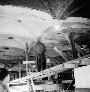 Schlosskirche: Renovierung: Innenaufnahme: Erneuern der Gewölbedecke: Arbeiter auf Gerüst