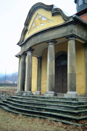 Säulenportal der Friedhofskirche