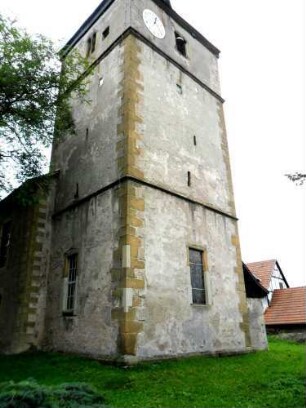 Evangelische Kirche - Kirchturm (gotische Gründung als Chorturm mit Turmchor) von Südosten mit Schießscharten im Mittelgeschoß (Schlitz- sowie Steigbügelscharten zur Sicherung des Torbereiches