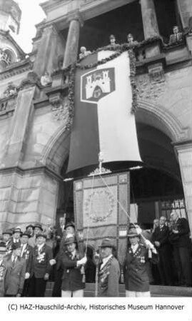 Das Traditionsbanner des DSB von 1861 wird zum Schützenumzug aus dem Neuen Rathaus getragen