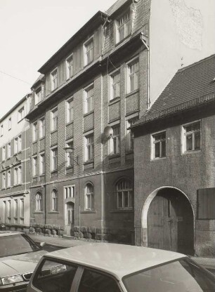 Radeberg, Wohnhaus : Radeberg. Wohnhaus. Dr.-Wilhelm-Külz-Straße 12. Um 1905. Straßenansicht