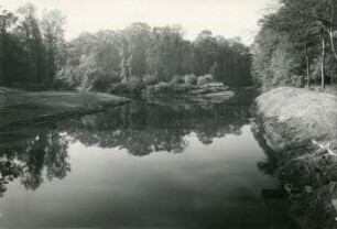 Im Vordergrund neuregulierte Luppe am Ende des Bauloses IV, im Hintergrund alter Luppelauf, bei Schkeuditz-Dölzig
