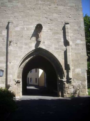 Stadtbefestigung - Stadttor (oberes Tor)- Ansicht von Feldseite mit Durchfart und steinerner Fallgatterführung (Steinfalz)