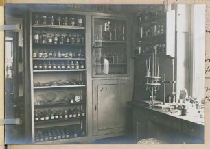 Foto der Aufbewahrungsschränke im Nebenraum des Laboratoriums