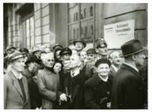 Ost-Berliner warten vor einer Reichsmark-Umtauschstelle