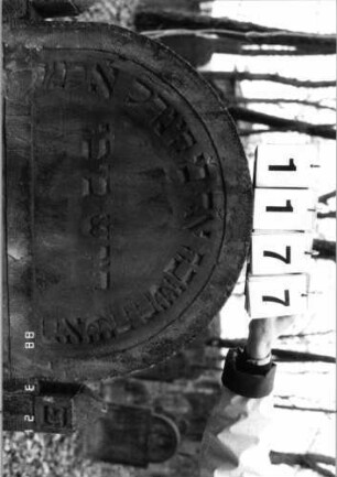 Grabstein 1177 (Index: 99903018) Material: Sandstein Maße HxBxT: 150x89x8 cm: Grabstein 1177 (Detailaufnahme 1)