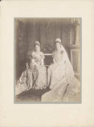Großherzogin Luise und Kronprinzessin Viktoria von Schweden, Ganzfigur.