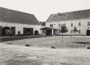 Brabschütz-Podemus, Podemuser Ring 1. Bauernhof (bez. 1793). Scheune und Wohnstallhaus (bez. 1800)