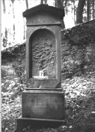 Grabstein 7 (Index: 100112664) Zustand: Inschrifttafel fehlt, Sockel beschriftet Maße HxBxT: 173x65x32 cm: Grabstein 7