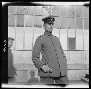 Fresnes-les-Montauban (Dep. Pas-de-Calais, Frankreich): Oberleutnant Brennfleck vor der Veranda (Kniebild)