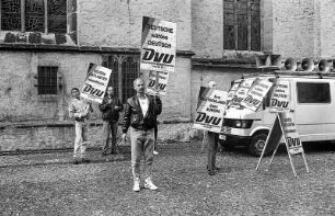 Bielefeld, Fußgängerzone Klosterplatz. Wahlkampfauftritt der rechtsextremen Partei DVU zur Europawahl