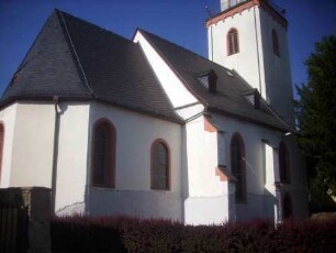 Kirche von Nordosten über Kirchhof