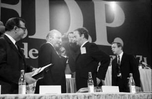 Freiburg: Stadthalle; FDP-Parteitag, Eröffnung des FDP-Parteitags, Ankunft: Walter Scheel