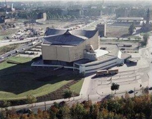 Luftaufnahme, Blick von Norden auf das Kulturforum mit Philharmonie und Neue Nationalgalerie. Berlin-Tiergarten, Potsdamer Straße