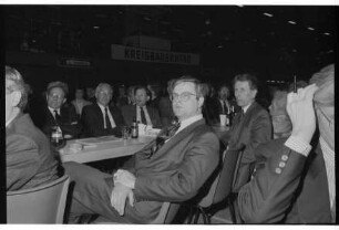 Kreisbauernverband Stormarn: 43. Kreisbauerntag: Oldesloer Stormarnhalle: Blick auf die Zuhörer sowie den Landrat Hans Jürgen Wildberg und Kreispräsident Hubert Priemel
