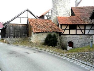 Ansicht Nordwesten von Osten mit Basis des (runden) einstigen Zwingerturmes mit anschließender Kirchhofmauer sowie bestehendem Nordwestturm (Hutsturm) - Gaden auf Kirchhofmauer einst mit Wehrgang