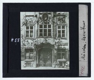 München, Asamhaus : Außenansicht, Mittelrisalit, untere zwei Stockwerke