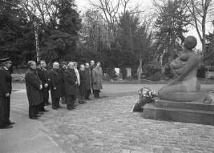 Kranzniederlegung vor dem Ehrenmal für die Opfer der Luftangriffe im Zweiten Weltkrieg am 40. Jahrestag des Luftangriffs auf Karlsruhe am 4. Dezember 1944