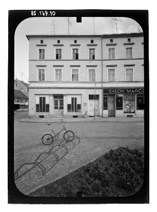 Perleberg, Großer Markt 11. Wohnhaus mit Läden. Straßenfront (Teilansicht)