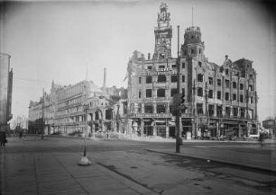 Dresden-Altstadt. Blick vom Wiener Platz mit Ruine des Geschäftshauses der Dresdner Feuerversicherung (Nr. 1) in die Prager Straße