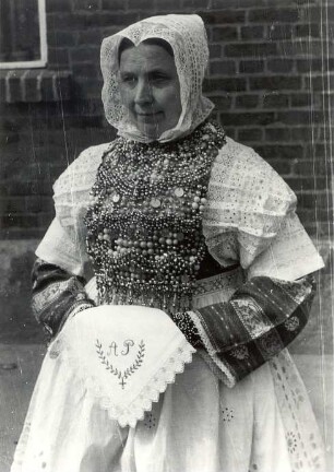 Brautführerin aus Bluno : Kleidung - Hoyerswerdaer Tracht. Ort: Bluń / Bluno. Brautführerin (zamama)