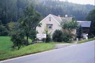 Haus an der Straße, Tafel mit Aufschrift "Cunsdorf Sächsisches Gebiet unter Thüringer Verwaltung"; der Ort gelangte später an den Freistaat Sachsen