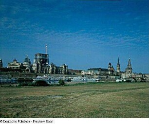 Sekundogenitur : Blick vom Neustädter Ufer über die Elbe gegen Brühlsche Terrasse mit Gebäuden des Sächsischen Kunstvereins und der Hochschule für Bildende Künste mit der eingerüsteten Frauenkirche im Hintergrund, Sekundogenitur und Ständehaus sowie gegen Hausmannsturm und Kathedrale